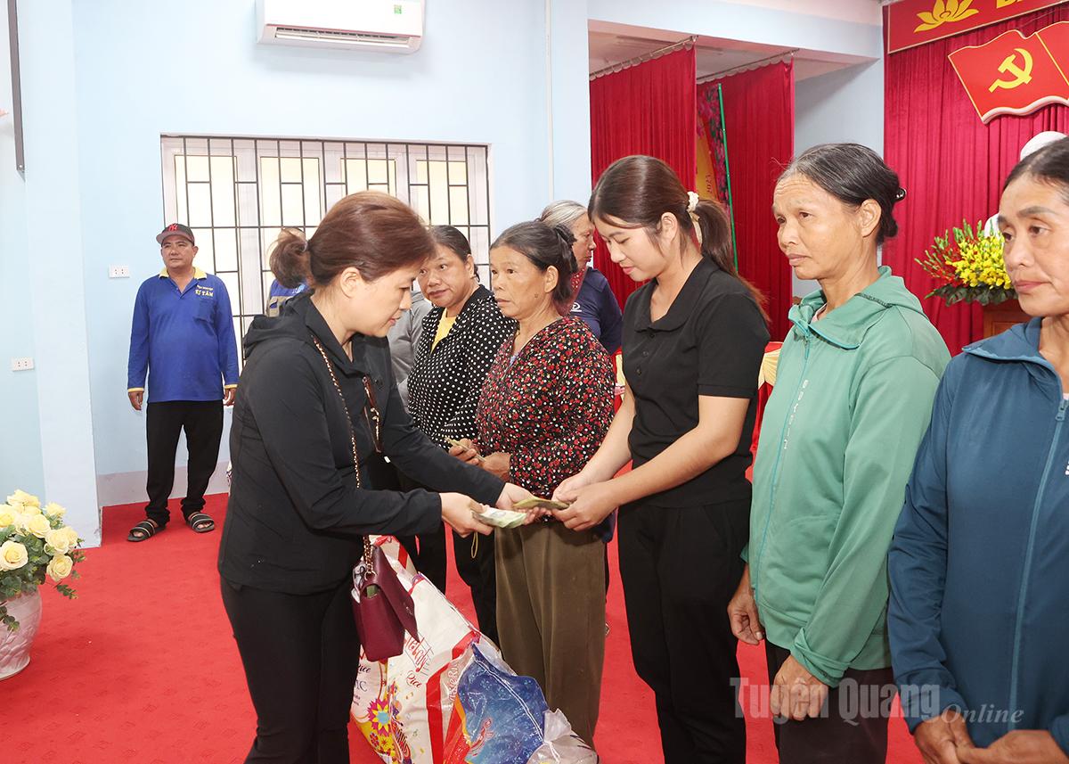 Đại diện Hội từ thiện từ tâm Thới Lai Thành phố Cần Thơ trao tặng tiền mặt cho hộ gia đình bị ảnh hưởng bão lũ.