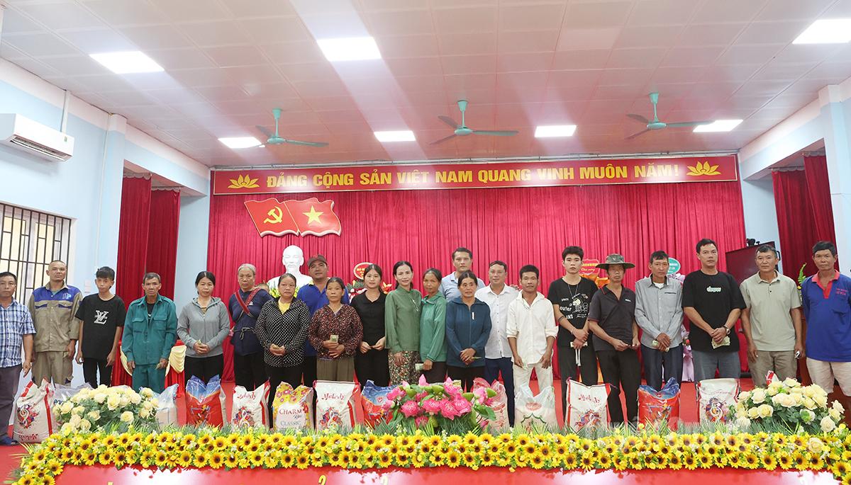 Đoàn trao 200 suất quà cho hộ gia đình bị ảnh hưởng bão lũ trên địa bàn xã Linh Hồ.