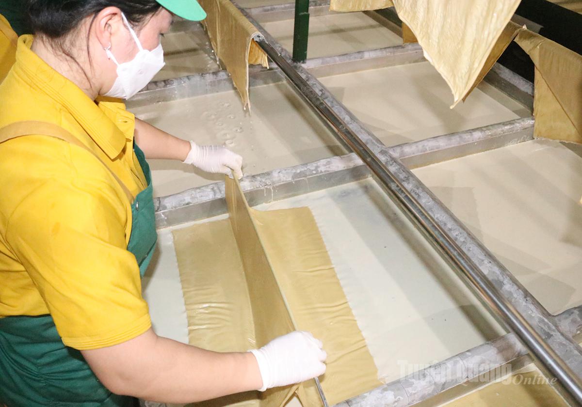 Để lên váng đậu như hình, nước trong chảo chỉ được duy trì ở khoảng 70 độ C.
