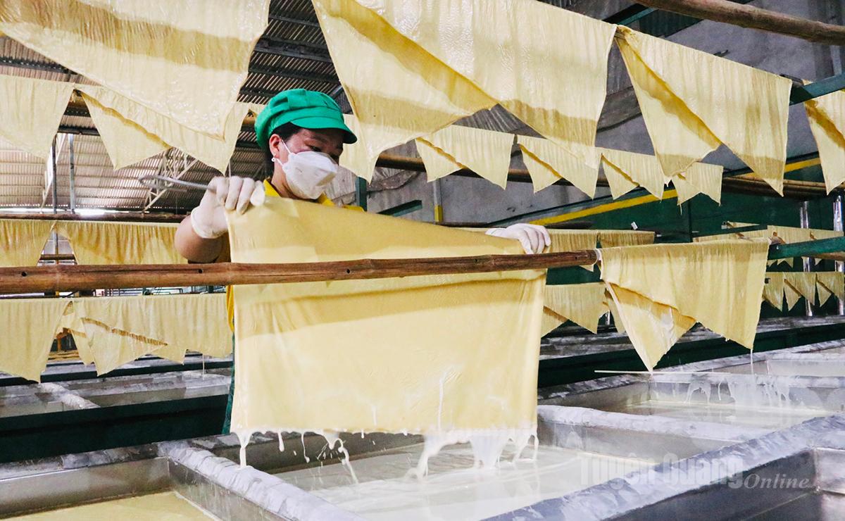 Miếng váng đậu đạt chuẩn, lên màu đẹp còn dựa vào sự khéo léo, kinh nghiệm của người thợ nấu. Khoảng 15 phút người thợ nhanh tay vớt lấy lớp váng mỏng này 1 lần cho lên sào để ráo.