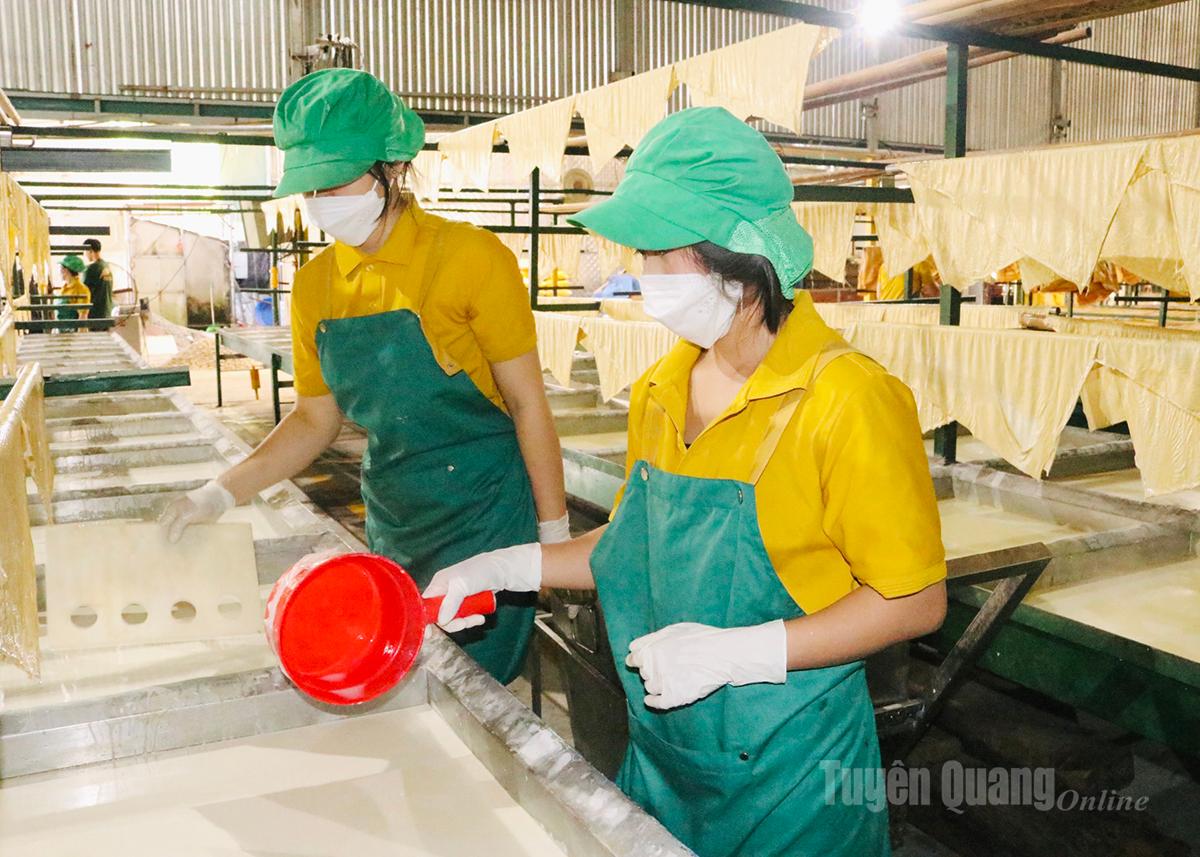 Cơ sở váng đậu HaGi tạo việc làm thường xuyên cho 10 lao động và 10 lao động thời vụ địa phương, với thu nhập bình quân 6 triệu đồng/tháng.