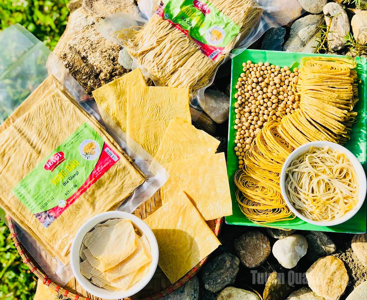 Từ váng đậu tươi, xưởng sẽ chế biến thành các sản phẩm phù hợp với nhu cầu sử dụng của khách hàng như: Váng đậu lá, váng cọng, váng đậu nơ, mì váng đậu, áo đậu...