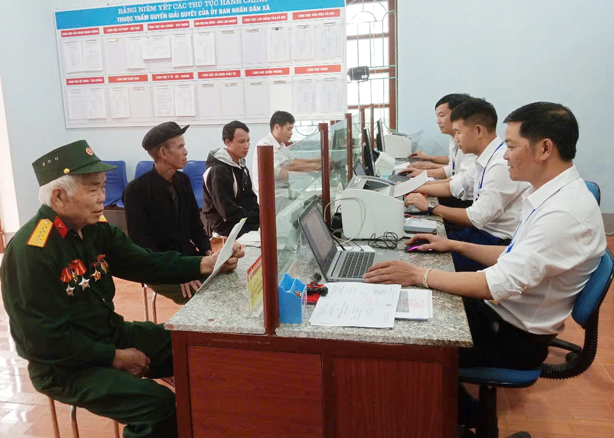 Cán bộ Trung tâm phục vụ hành chính công xã Trung Thịnh giải quyết thủ tục hành chính cho người dân.