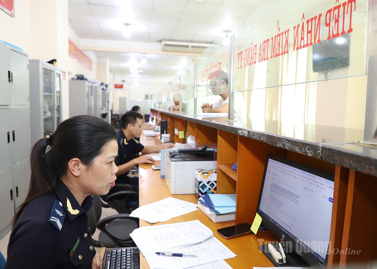Cán bộ Hải quan cửa khẩu quốc tế Thanh Thủy thực hiện các thủ tục thông quan cho doanh nghiệp.