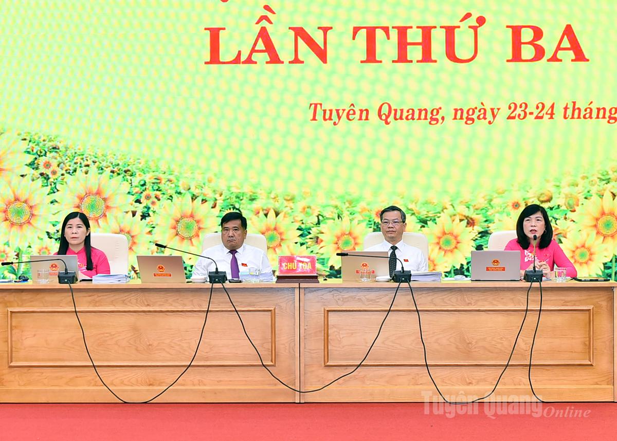 Các đồng chí lãnh đạo HĐND tỉnh chủ trì kỳ họp.
