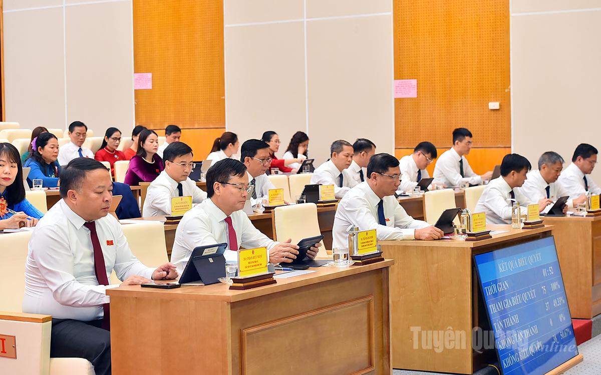 Đồng chí Chủ tịch UBND tỉnh Phan Huy Ngọc và các đại biểu dự kỳ họp.