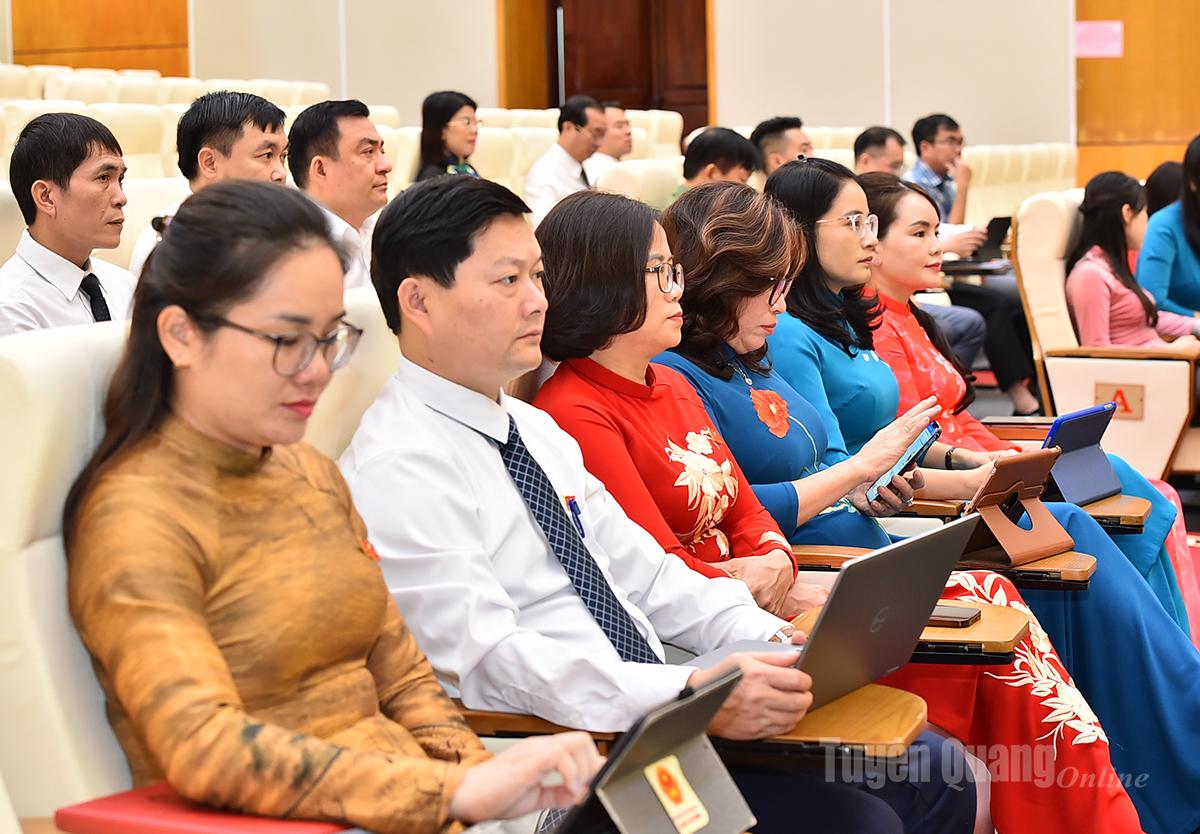 Đại biểu dự kỳ họp.