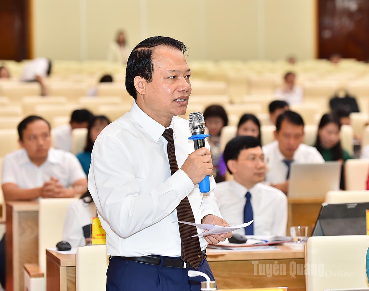 Đồng chí Vân Đình Thảo, Giám đốc Sở Tài chính phát biểu tại kỳ họp.