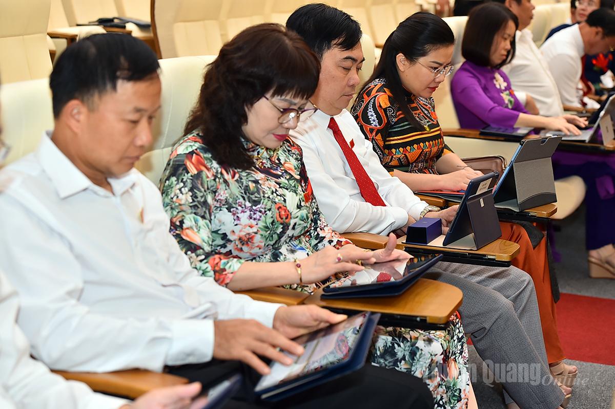 Đại biểu thông qua nghị quyết tại kỳ họp.