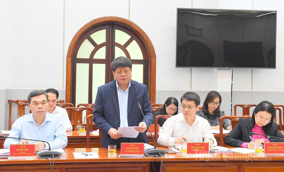 Đồng chí Hà Trung Kiên, Ủy viên Ban Thường vụ Tỉnh ủy, Phó Chủ tịch Thường trực Ủy ban MTTQ Việt Nam tỉnh Tuyên Quang trình bày dự thảo báo cáo chính trị Đại hội đại biểu Ủy ban MTTQ Việt Nam tỉnh
