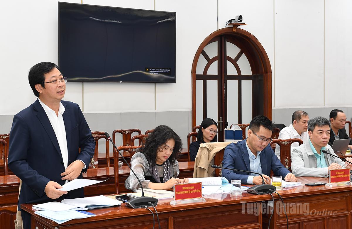Đại biểu phát biểu ý kiến góp ý về Văn kiện Đại hội MTTQ Việt Nam tỉnh