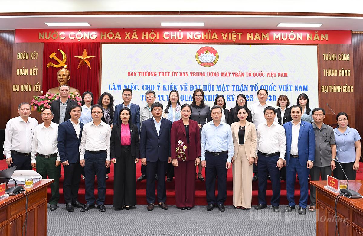 Các đại biểu chụp ảnh lưu niệm