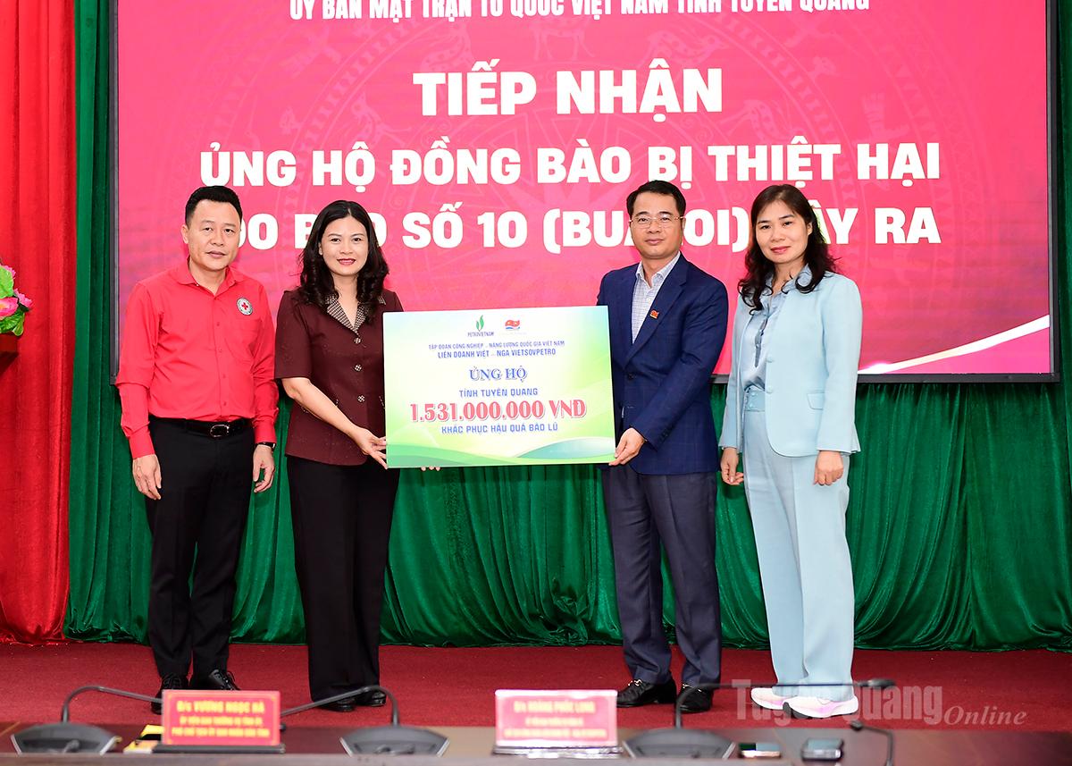 Phó Chủ tịch UBND tỉnh Vương Ngọc Hà, Phó Trưởng Ban vận động cứu trợ tỉnh tiếp nhận ủng hộ khắc phục thiên tai trên địa bàn tỉnh của Liên Đoàn dầu khí Vietsopetro.