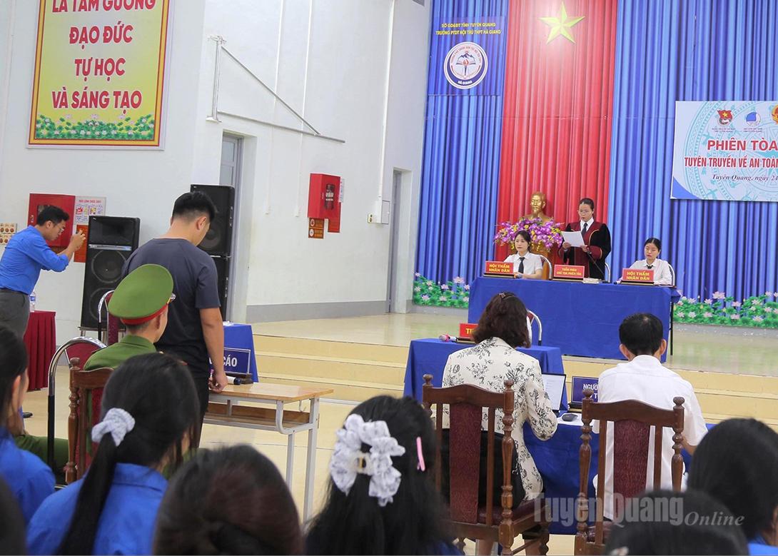 Phiên tòa giả định tuyên truyền an toàn giao thông đường bộ tổ chức tại trường PTDT nội trú - THPT Hà Giang.