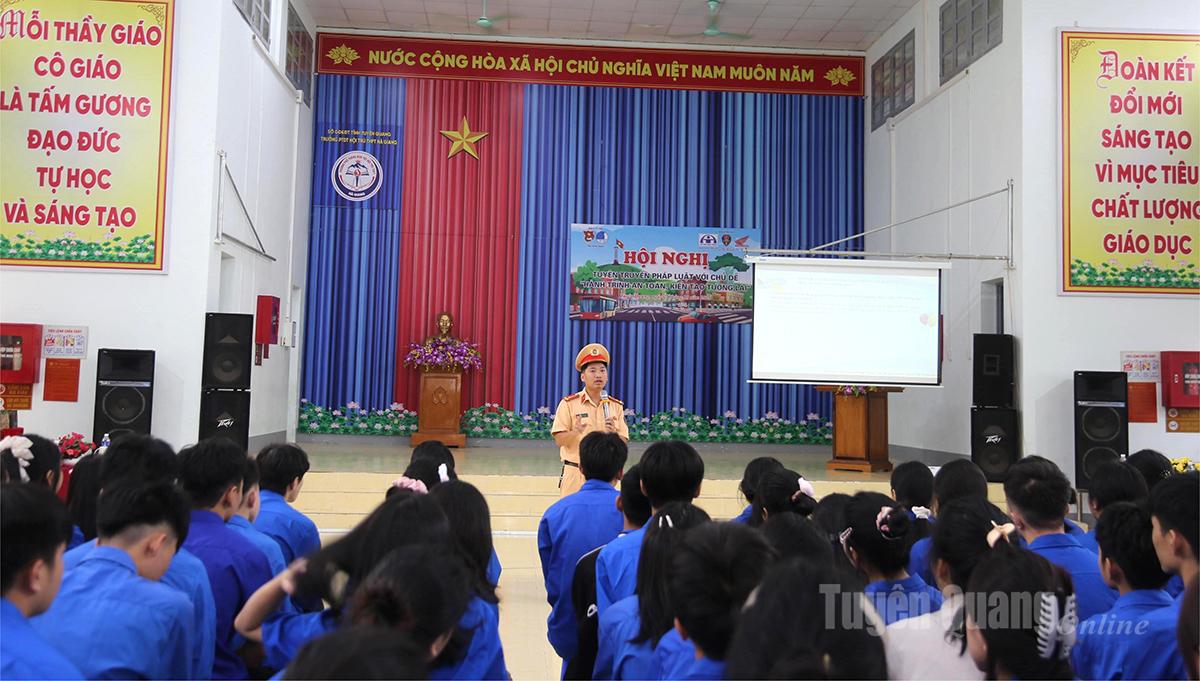 Cán bộ Phòng Cảnh sát giao thông (Công an tỉnh) tuyên truyền về các luật, nghị định liên quan đến an toàn giao thông.