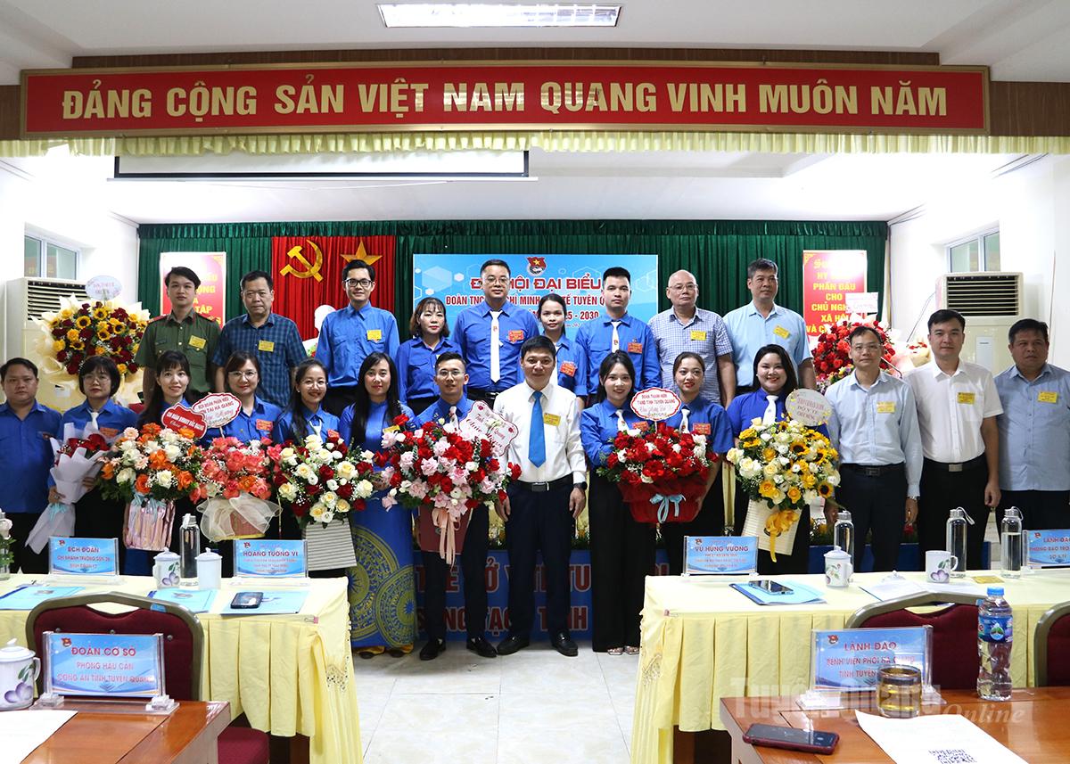 Các đại biểu tặng hoa chúc mừng Ban Chấp hành Đoàn TNCS Hồ Chí Minh Sở Y tế nhiệm kỳ 2025 – 2030.