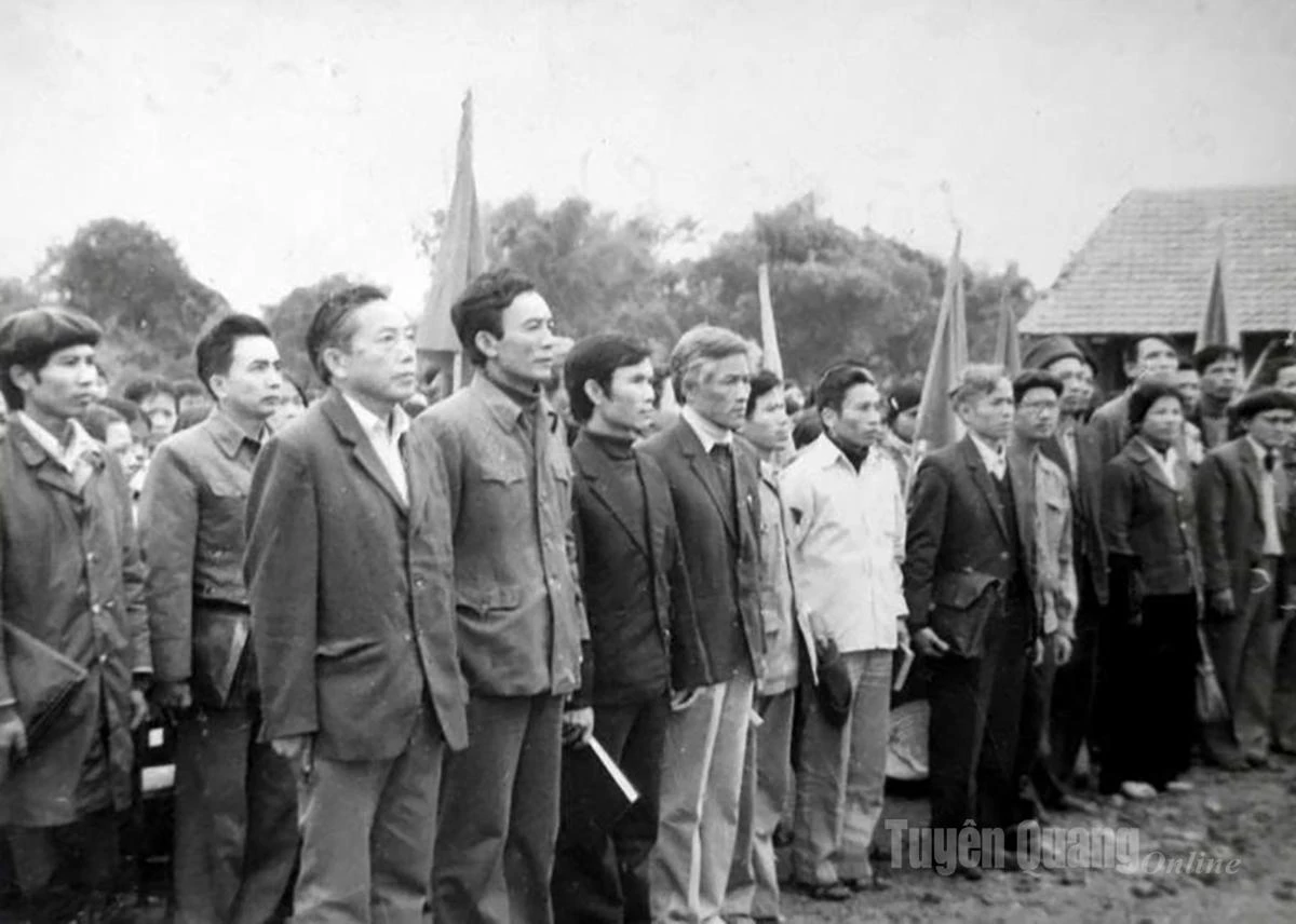 Các đại biểu và các thầy cô giáo trong Lễ khai giảng năm học 1985 -1986.