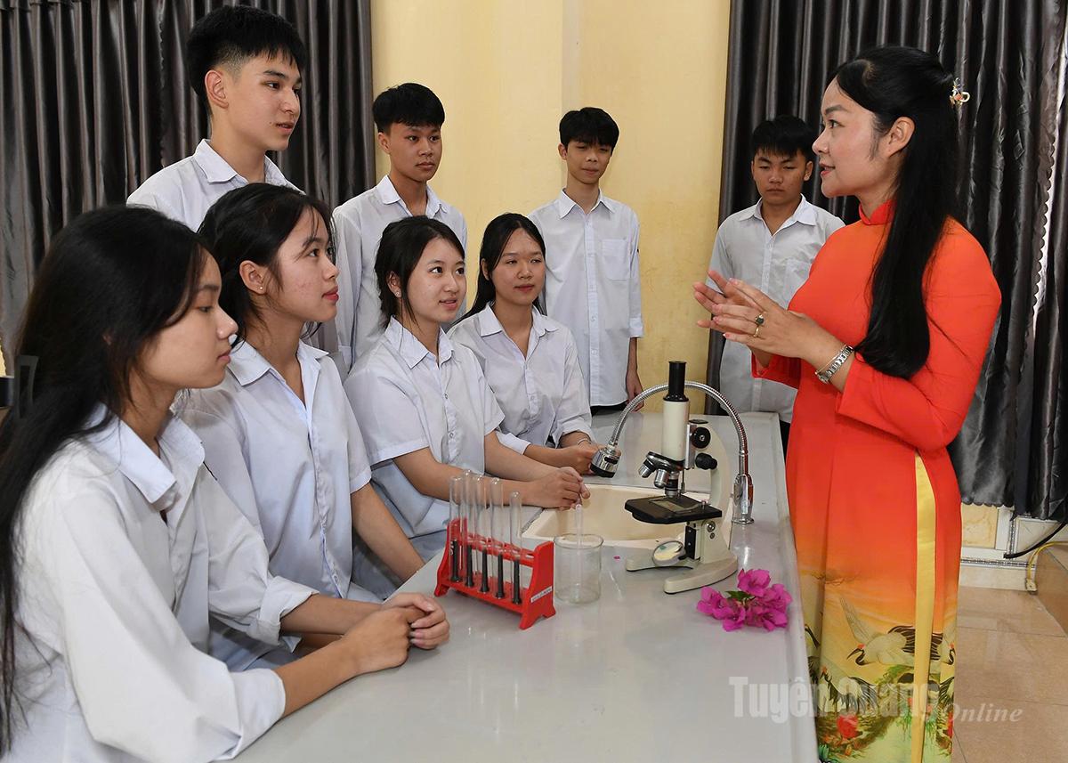 Cô và trò trong giờ thực hành môn sinh học.