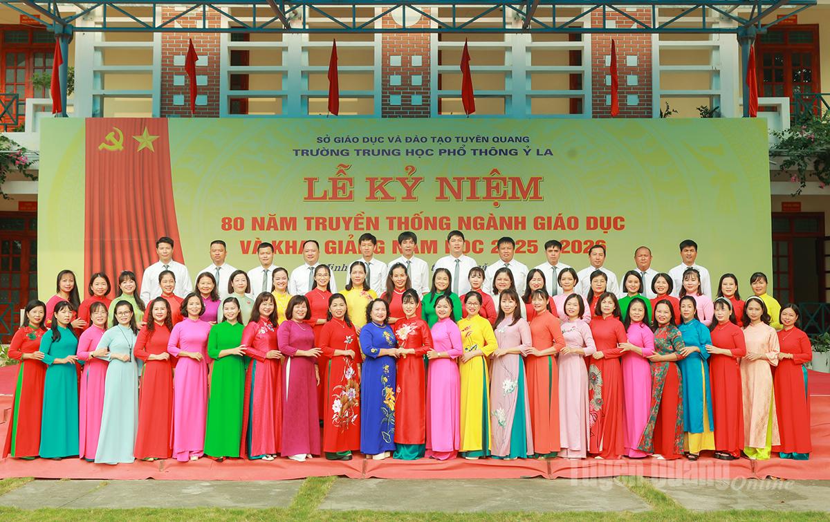 Tập thể cán bộ, giáo viên, nhân viên Trường THPT Ỷ La năm học 2025 - 2026.