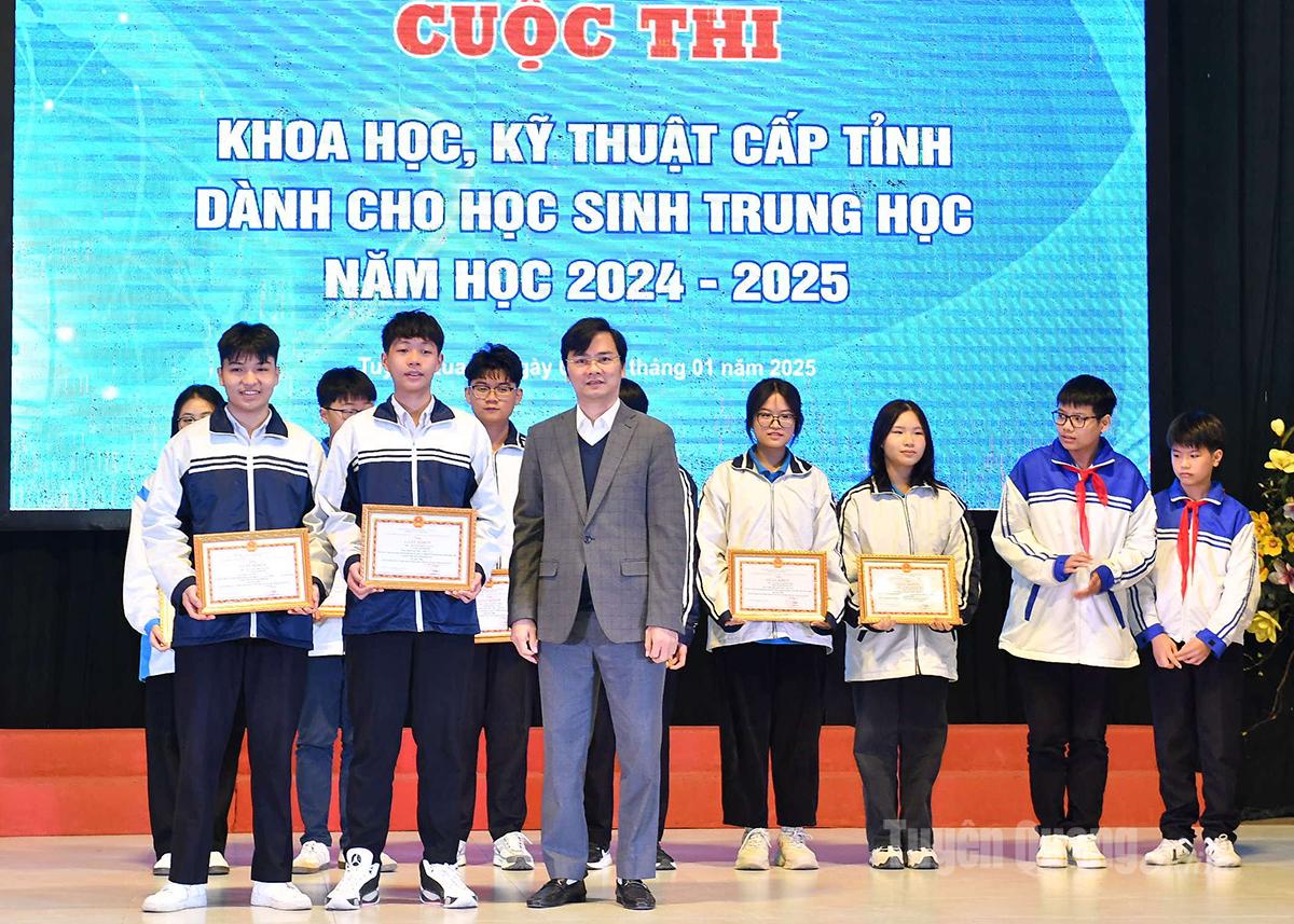 Đồng chí Giám đốc Sở Giáo dục và Đào tạo Vũ Đình Hưng trao giải Nhất cho 2 học sinh Trường THPT Ỷ La tại cuộc thi Khoa học Kỹ thuật dành cho học sinh trung học năm học 2024-2025.