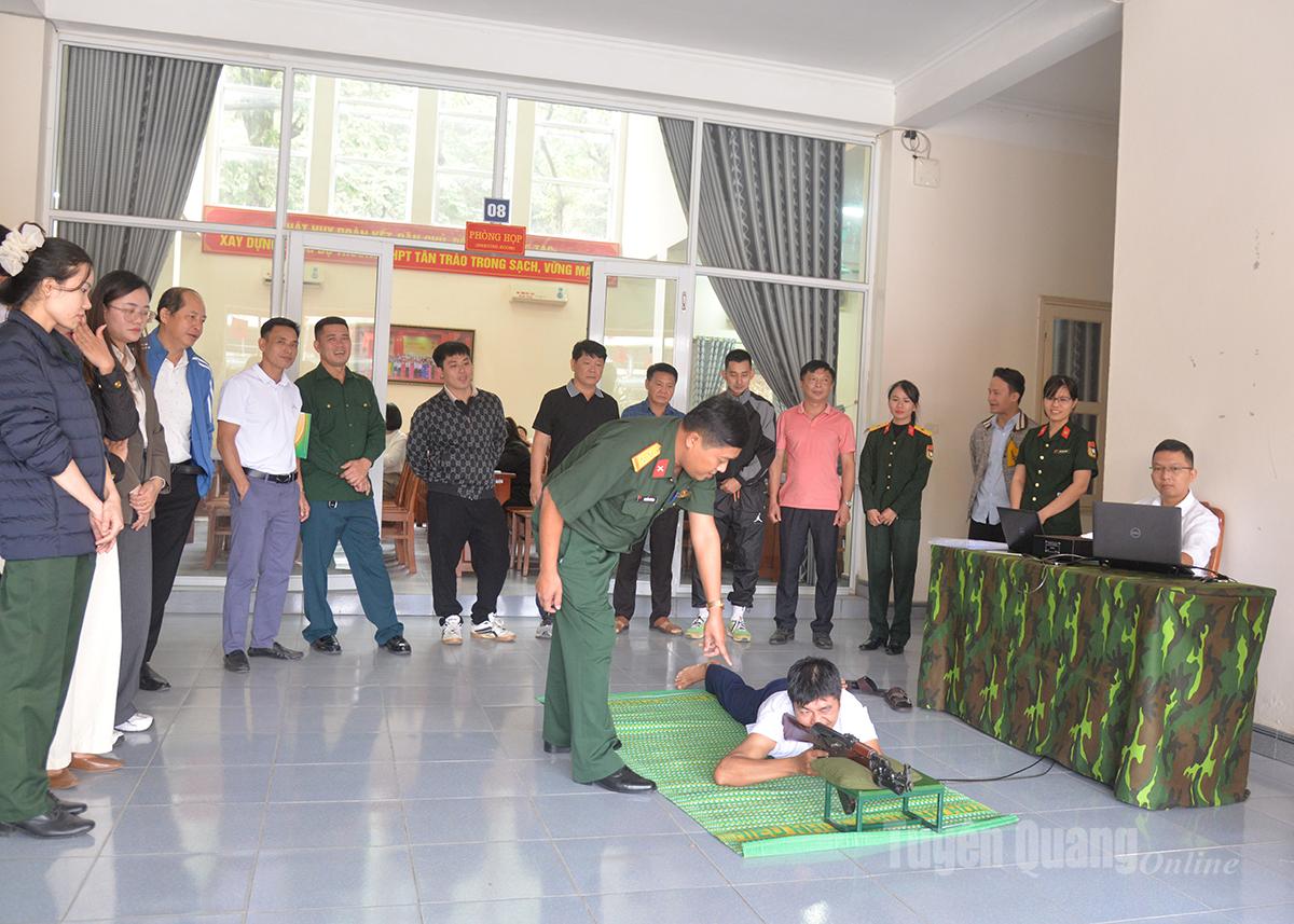 Cán bộ Trung đoàn 247, Bộ Chỉ huy Quân sự tỉnh hướng dẫn các giáo viên thực hành kỹ thuật bắn súng tiểu liên AK.