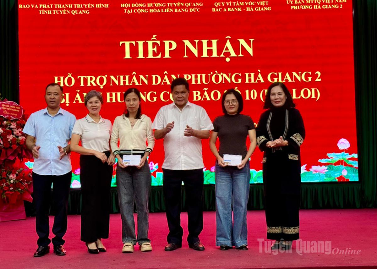 Lãnh đạo Báo và phát thanh, truyền hình Tuyên Quang, Đảng ủy, HĐND, UBND phường Hà Giang 2, trao tiền hỗ trợ cho 2 hộ gia đình bị thiệt hại nặng.