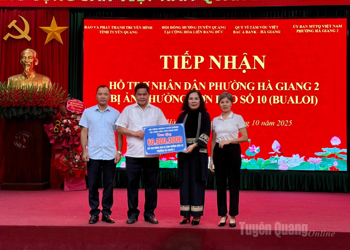 Lãnh đạo Báo và phát thanh, truyền hình Tuyên Quang, nhà tài trợ trao biển tượng trưng cho Đảng ủy, HĐND, UBND phường Hà Giang 2.