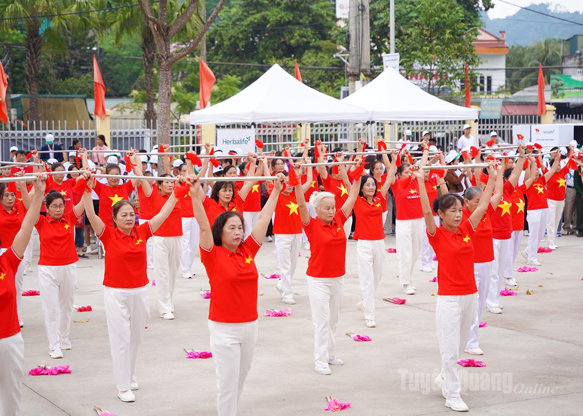 Màn đồng diễn thể dục của các vận động viên cao tuổi.