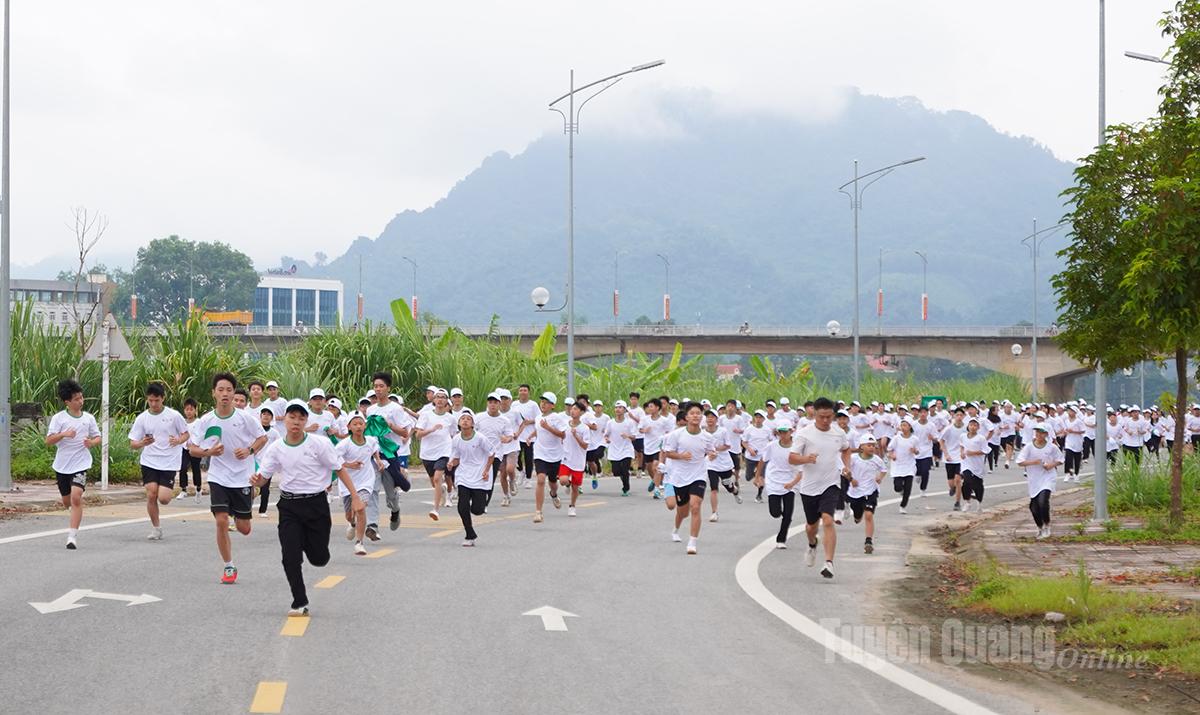 Hơn 1000 vận động viên chạy bộ 1 km.