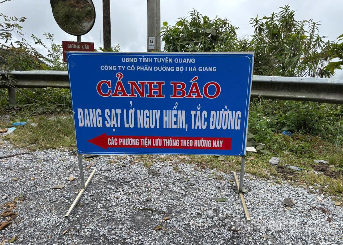 Các cơ quan chức năng cắm biển cảnh báo sạt lở.