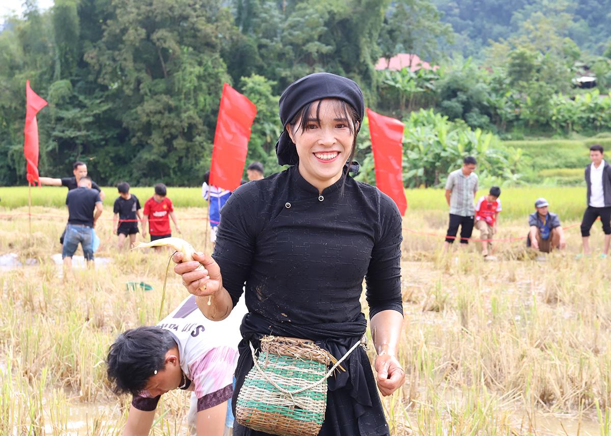 Niềm vui của thí sinh khi bắt được cá tại phần thi bắt cá bằng tay.