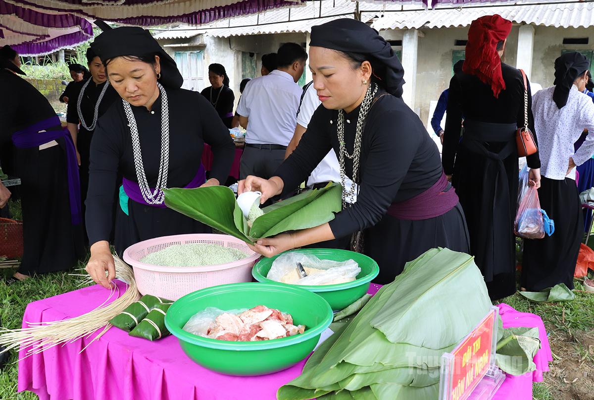 Các đội tham gia phần thi gói bánh chưng.