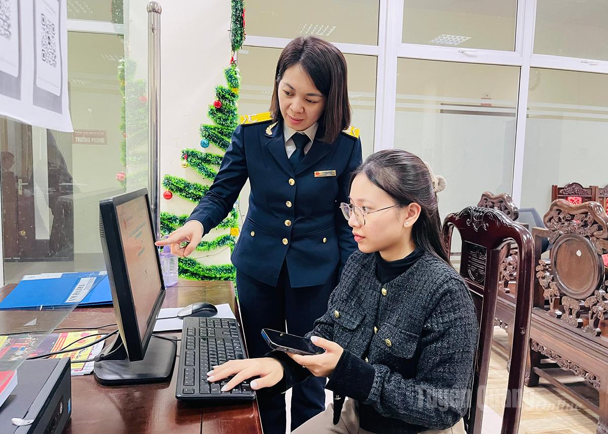 Cán bộ Thuế tỉnh hỗ trợ người nộp thuế thực hiện các thủ tục thuế qua mạng.