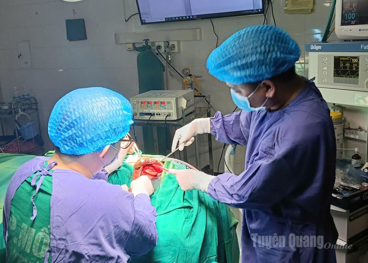 Kíp mổ của Trung tâm Y tế khu vực Chiêm Hoá thực hiện ca phẫu thuật của bệnh nhân Hoàng Văn L, sinh năm 1982 - Làng Rèn 2, xã Chiêm Hoá.
