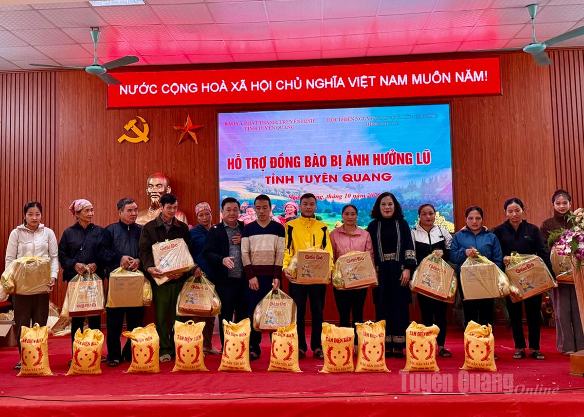 Lãnh đạo Báo và phát thanh, truyền hình Tuyên Quang; Đảng ủy, HĐND, UBND xã Ngọc Đường trao quà cho người dân.