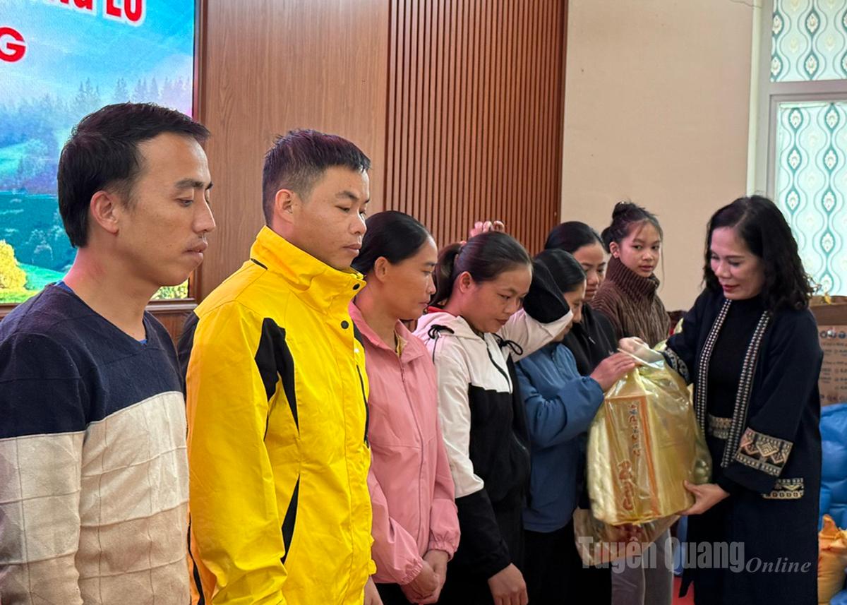 Đồng chí Ngô Thị Thu Hà, Phó Tổng Biên tập Báo và phát thanh, truyền hình Tuyên Quang trao quà cho người dân.