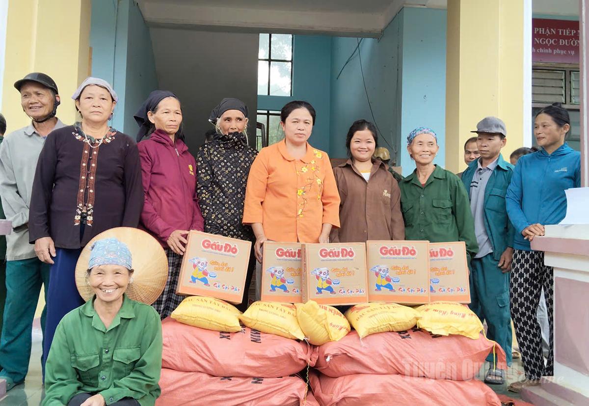 Lãnh đạo xã Ngọc Đường tỉnh Tuyên Quang trao cho bà con tại các thôn.
