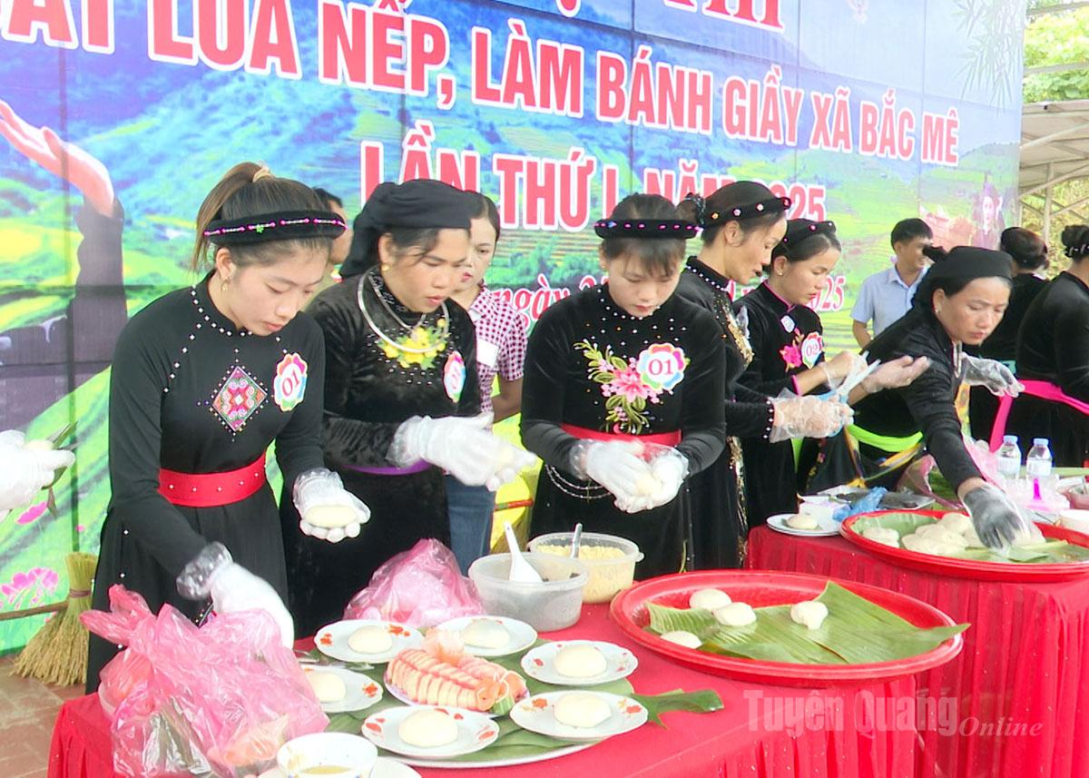 Các đội tham gia phần thi làm bánh giày.