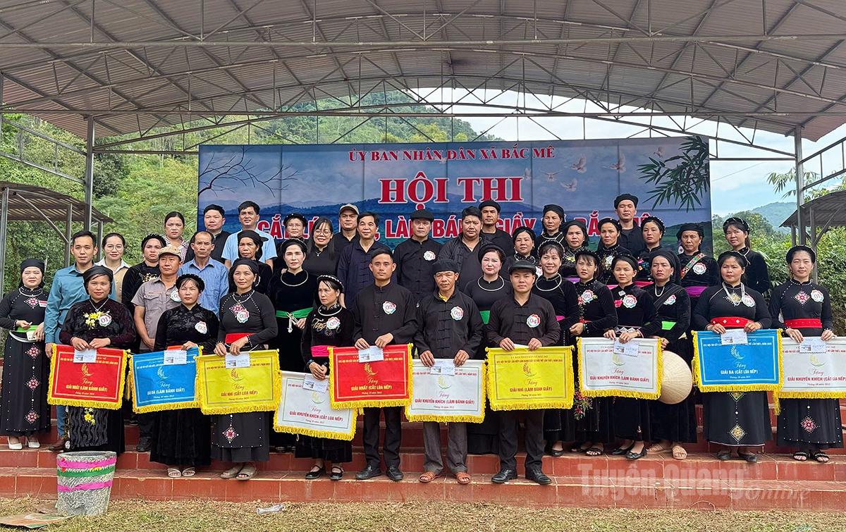 Ban tổ chức trao giải cho các đội đoạt giải ở cả hai phần thi.