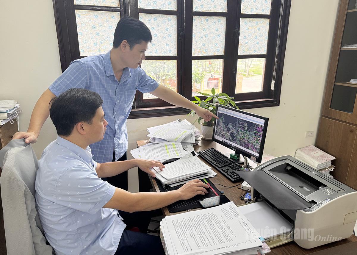 Cán bộ Phòng Kinh tế xã Sơn Dương đối chiếu thông tin thửa đất với dữ liệu trên phần mềm.