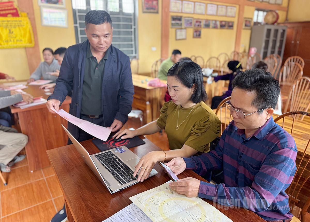 Cán bộ UBND phường Bình Thuận xuống tận tổ dân phố hỗ trợ người dân kê khai thông tin đất đai.