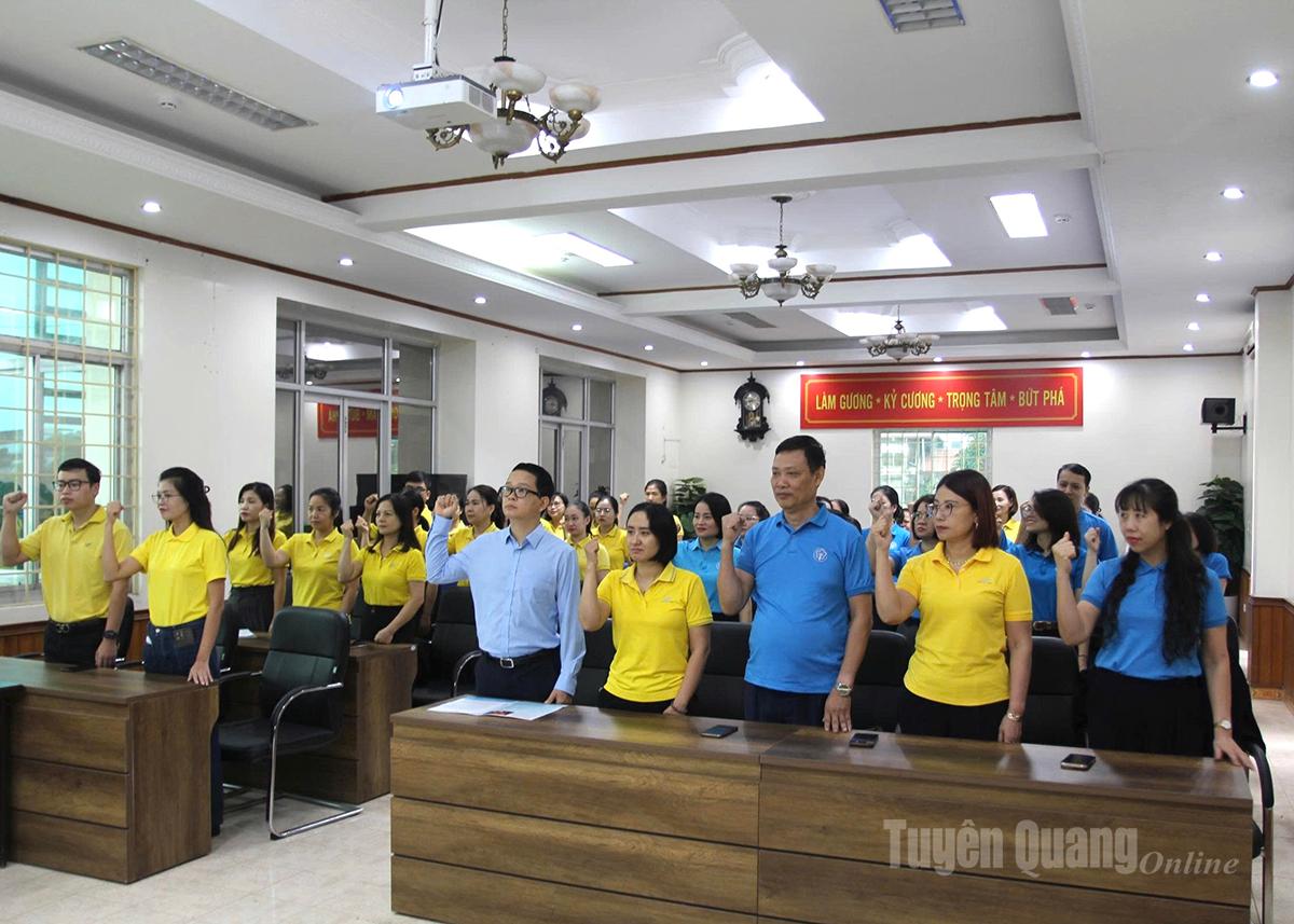 Cán bộ, viên chức, người lao động BHXH tỉnh và Bưu điện tỉnh trong lễ ra quân.