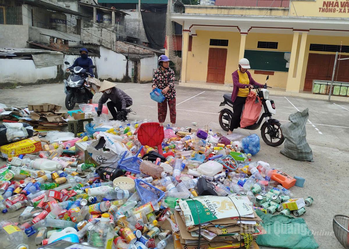 Chi hội Phụ nữ tổ dân phố Trung Môn 2, phường Minh Xuân thu gom rác thải.