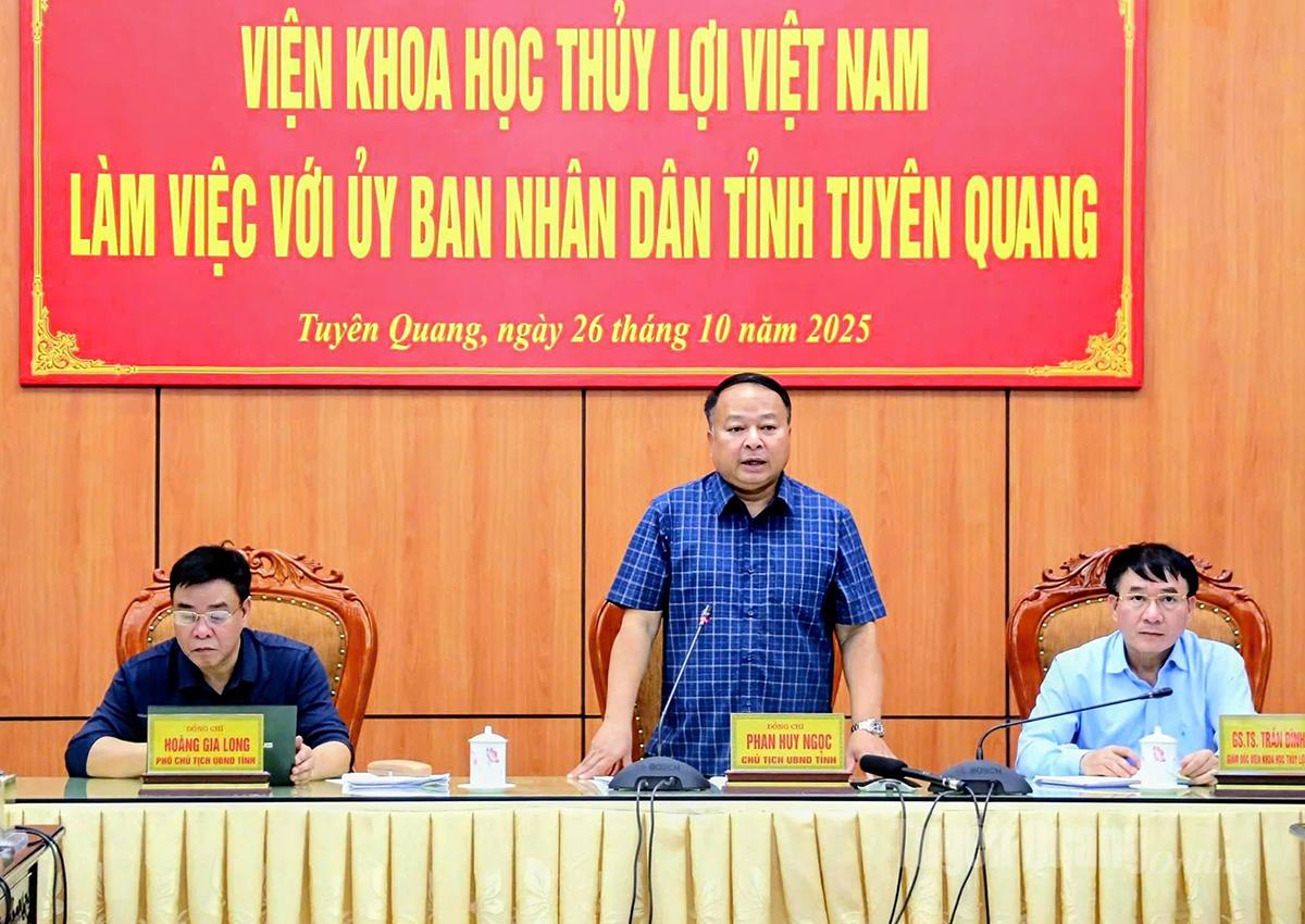 Chủ tịch UBND tỉnh Phan Huy Ngọc phát biểu tại buổi làm việc.