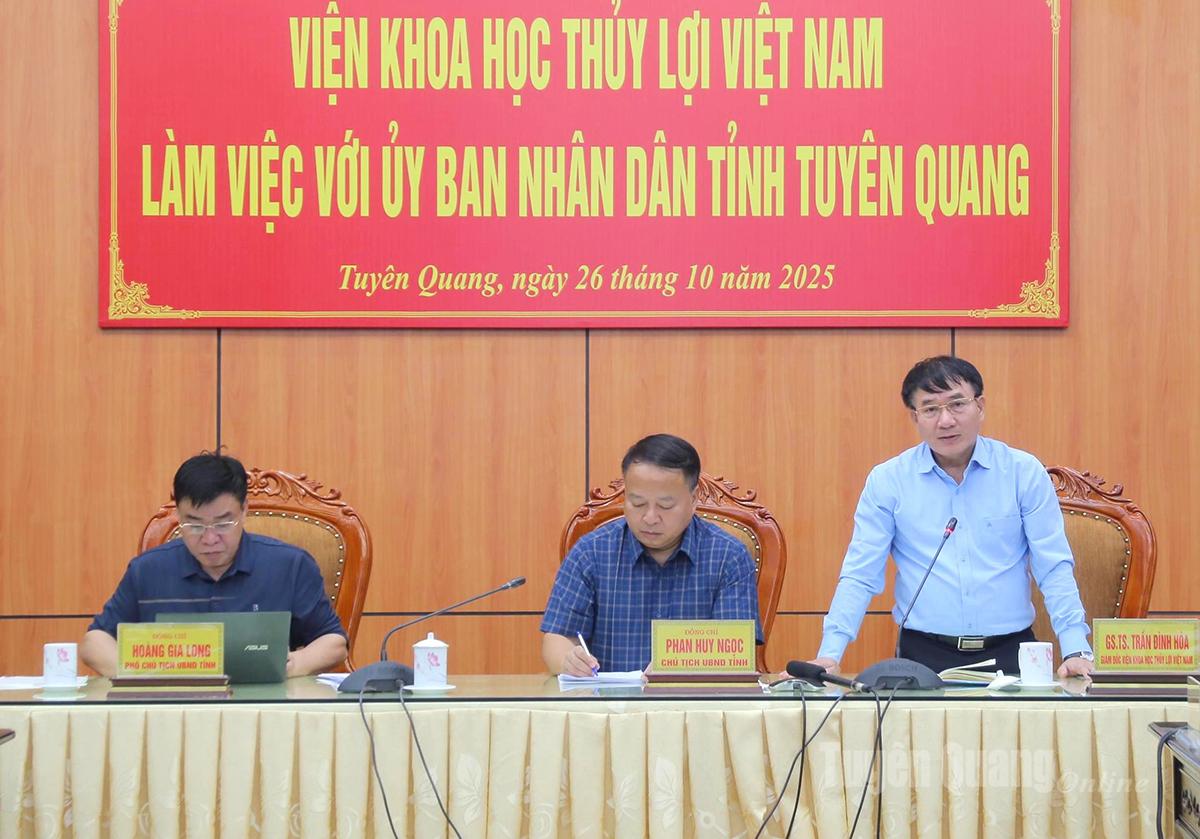 GS.TS Trần Đình Hòa, Giám đốc Viện Khoa học Thủy lợi Việt Nam đề xuất những giải pháp khắc phục tình trạng ngập úng và sạt lở ở phường Hà Giang 1 và Hà Giang 2.