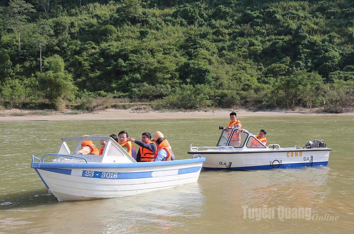 Đoàn công tác khảo sát thực tế trên sông Lô khu vực phường Hà Giang 1.