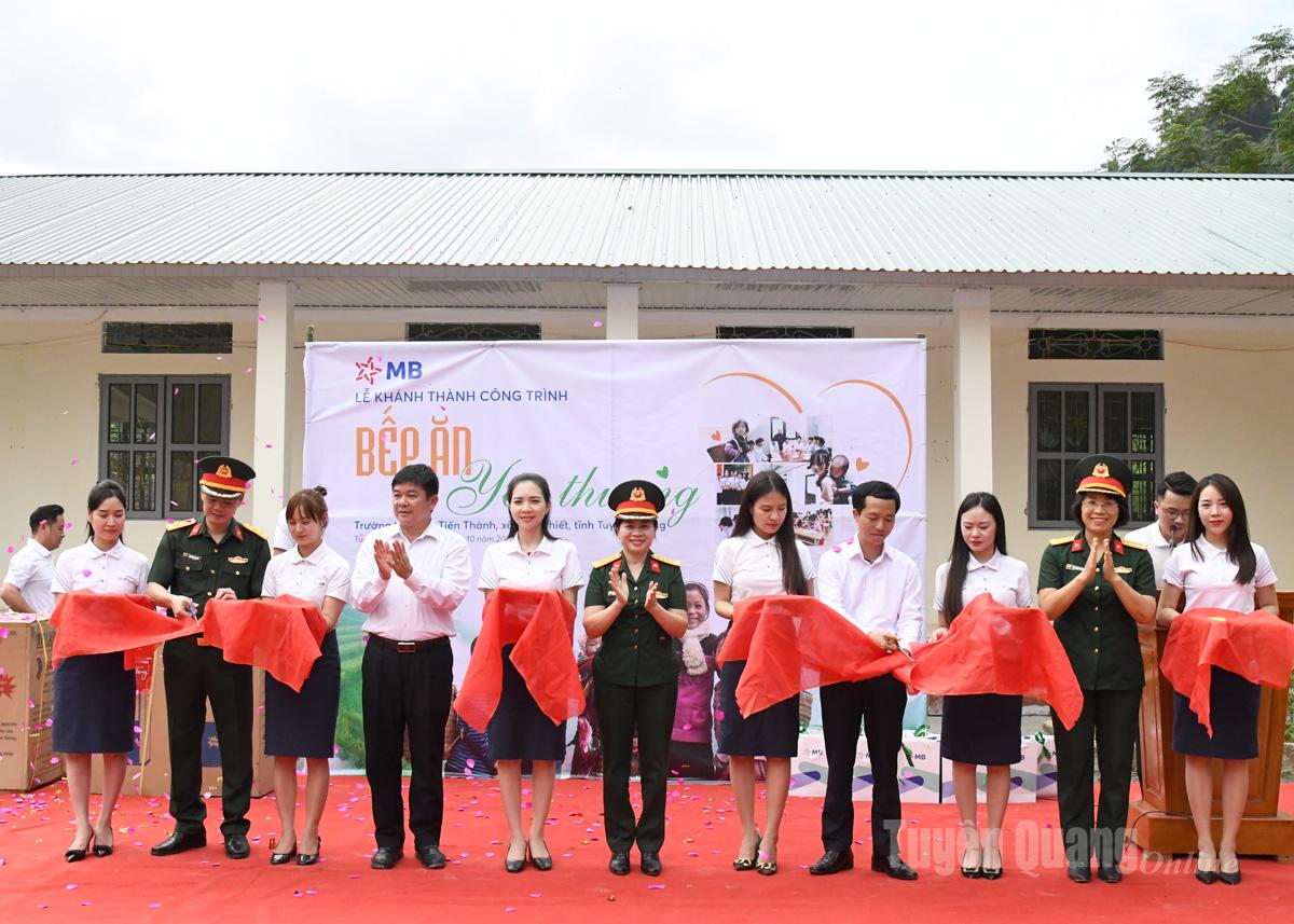 Lãnh đạo Ngân hàng Thương mại cổ phần Quân đội, xã Kiến Thiết cắt băng khánh thành công trình.