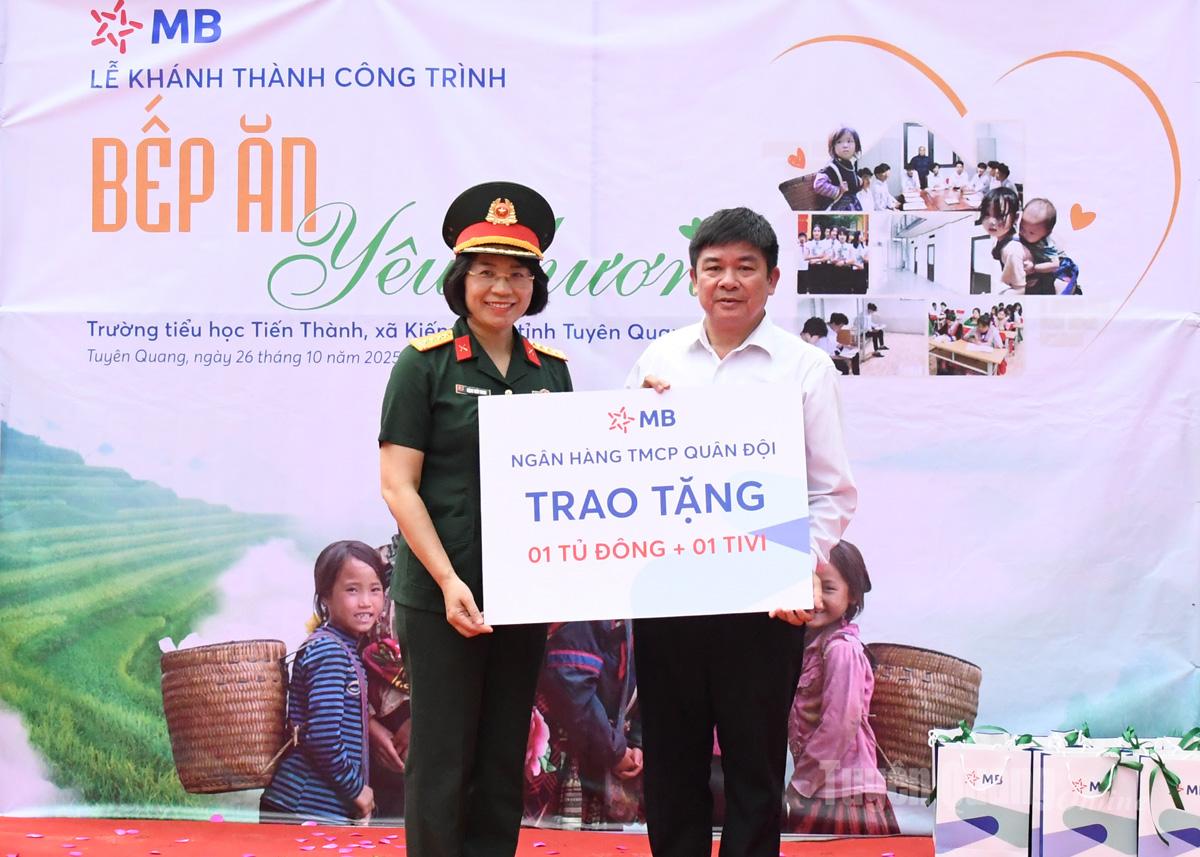 Đại diện lãnh đạo Ngân hàng Thương mại cổ phần Quân đội trao tặng 1 chiếc tủ lạnh và 1 chiếc ti vi cho điểm trường Tiến Thành.