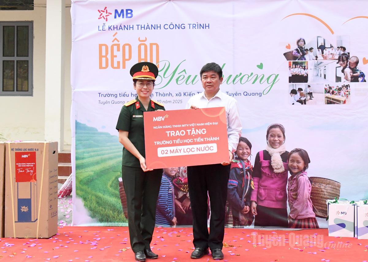 Đại diện Ngân hàng TNHH Một Thành viên Việt Nam Hiện Đại tặng 2 máy lọc nước cho điểm trường Tiến Thành.