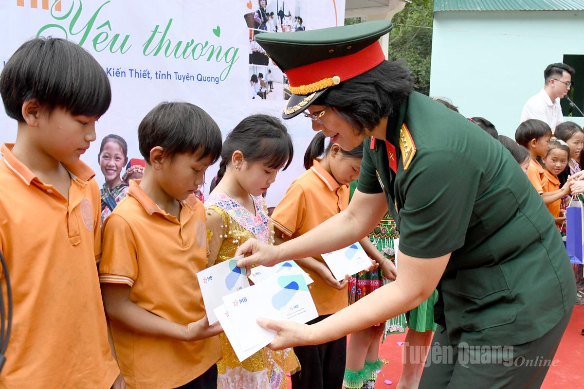 Đại diện lãnh đạo Ngân hàng Thương mại cổ phần Quân đội tặng học bổng cho học sinh nghèo vượt khó tại điểm trường Tiến Thành.